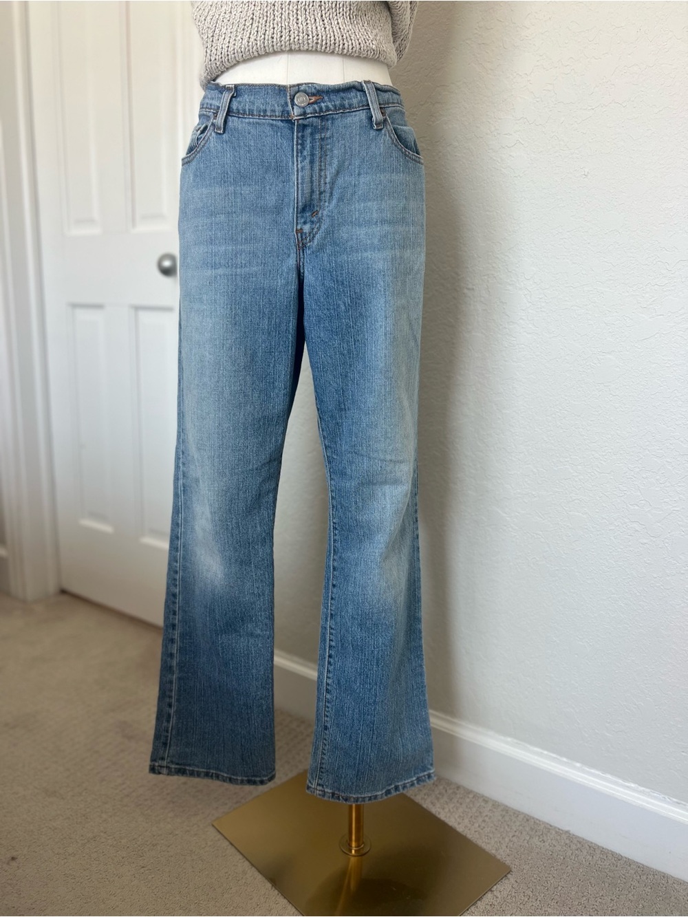 Women’s Levi’s 505 Relaxed Straight Leg Light Wash Jeans Distressed Y2K